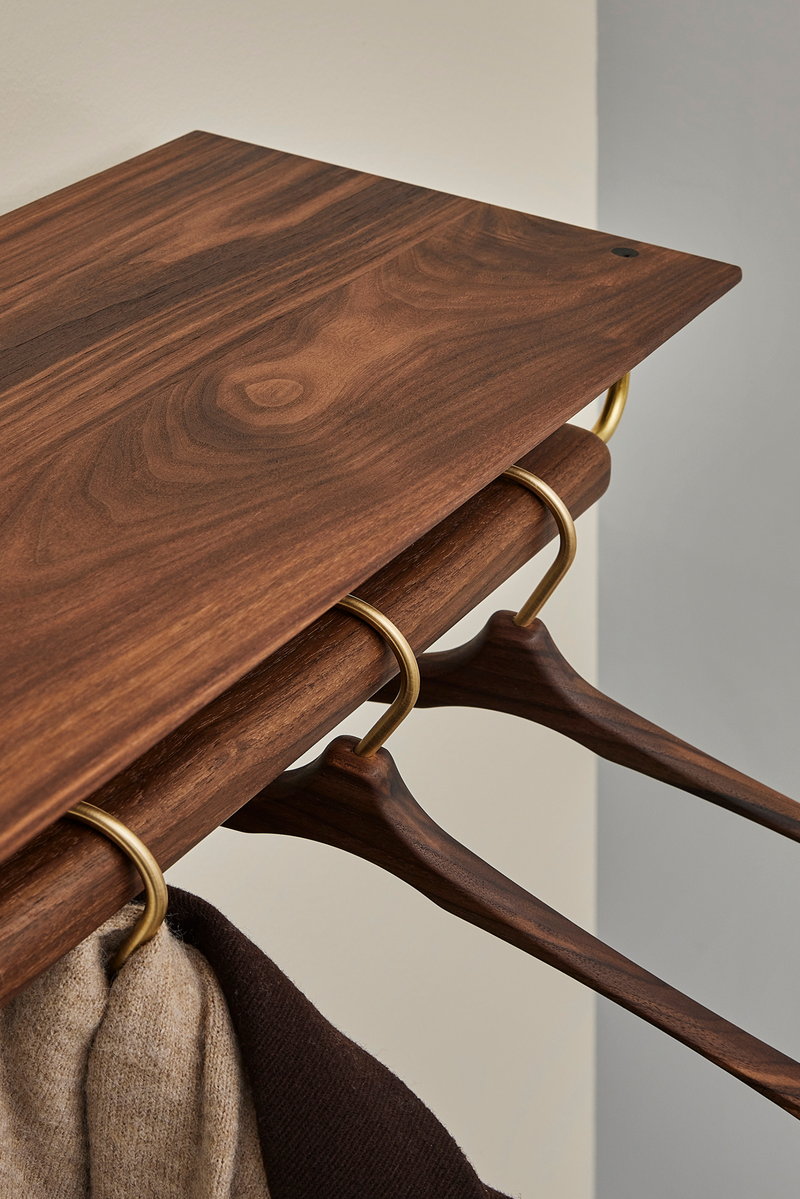 Hattehylde i træ: En sanselig velkomst til det moderne hjem