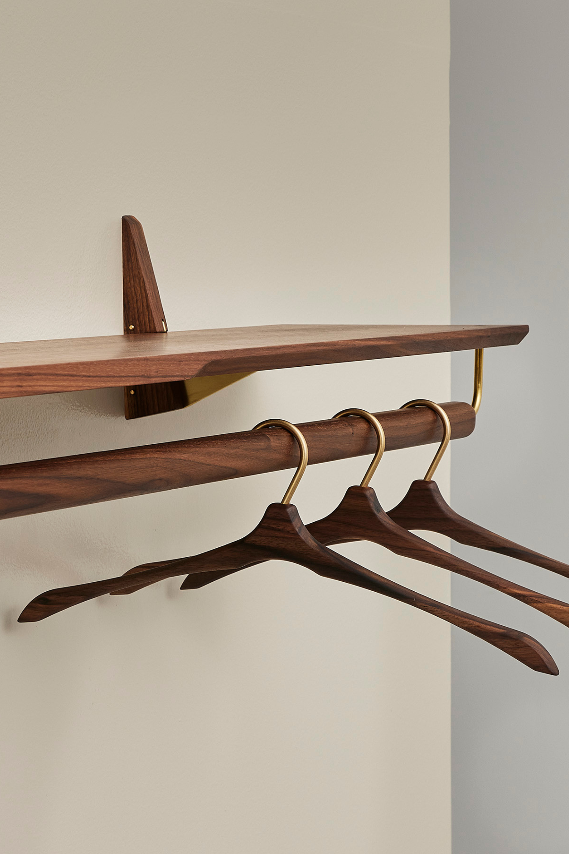 Houten kleerhanger JN17 in walnoot en messing