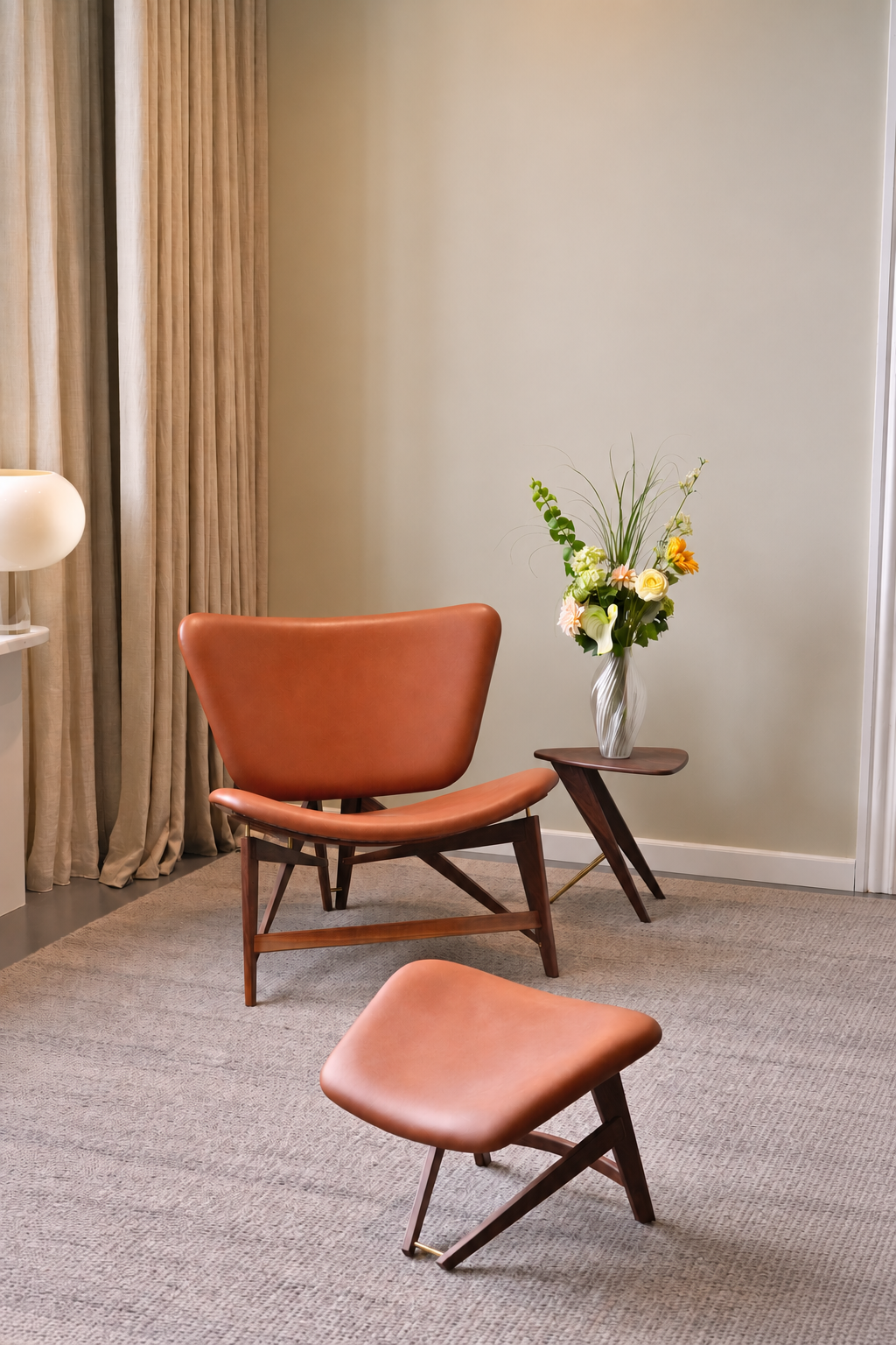 Loungestol med fodskammel og blomster