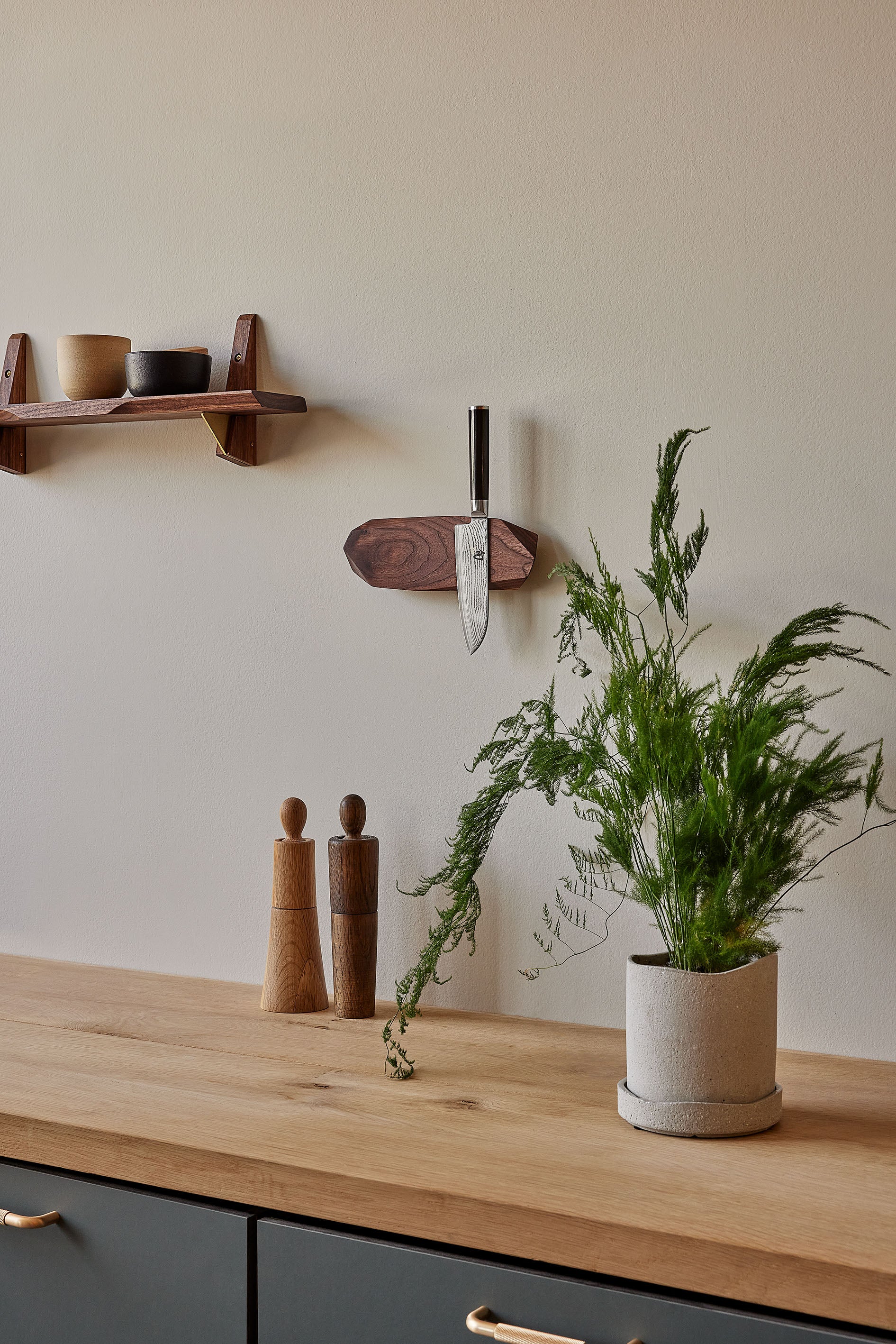 Knivmagnet i træ Noyer 40 cm fra siden