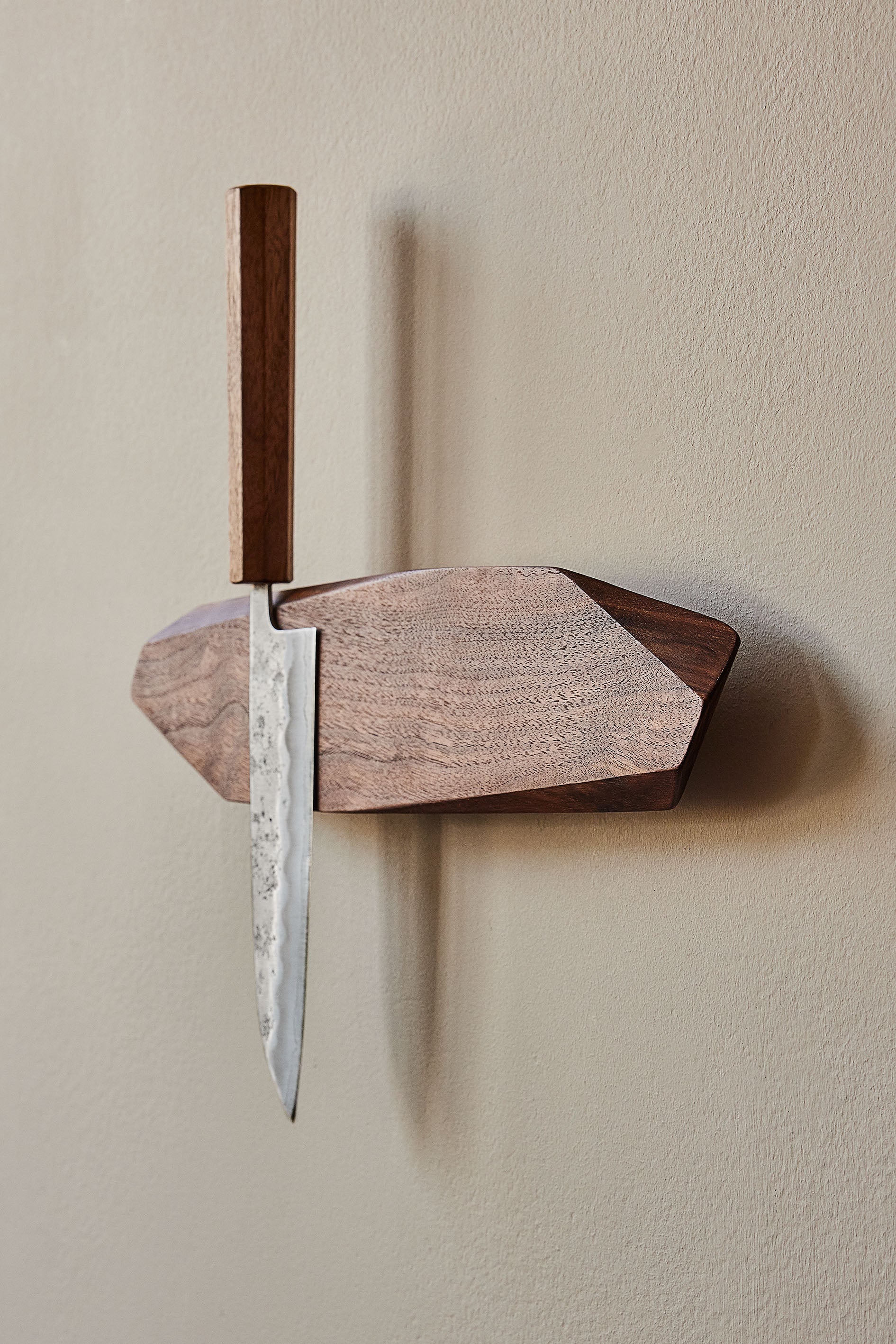 Knivmagnet i træ 40 cm Noyer valnød tæt på