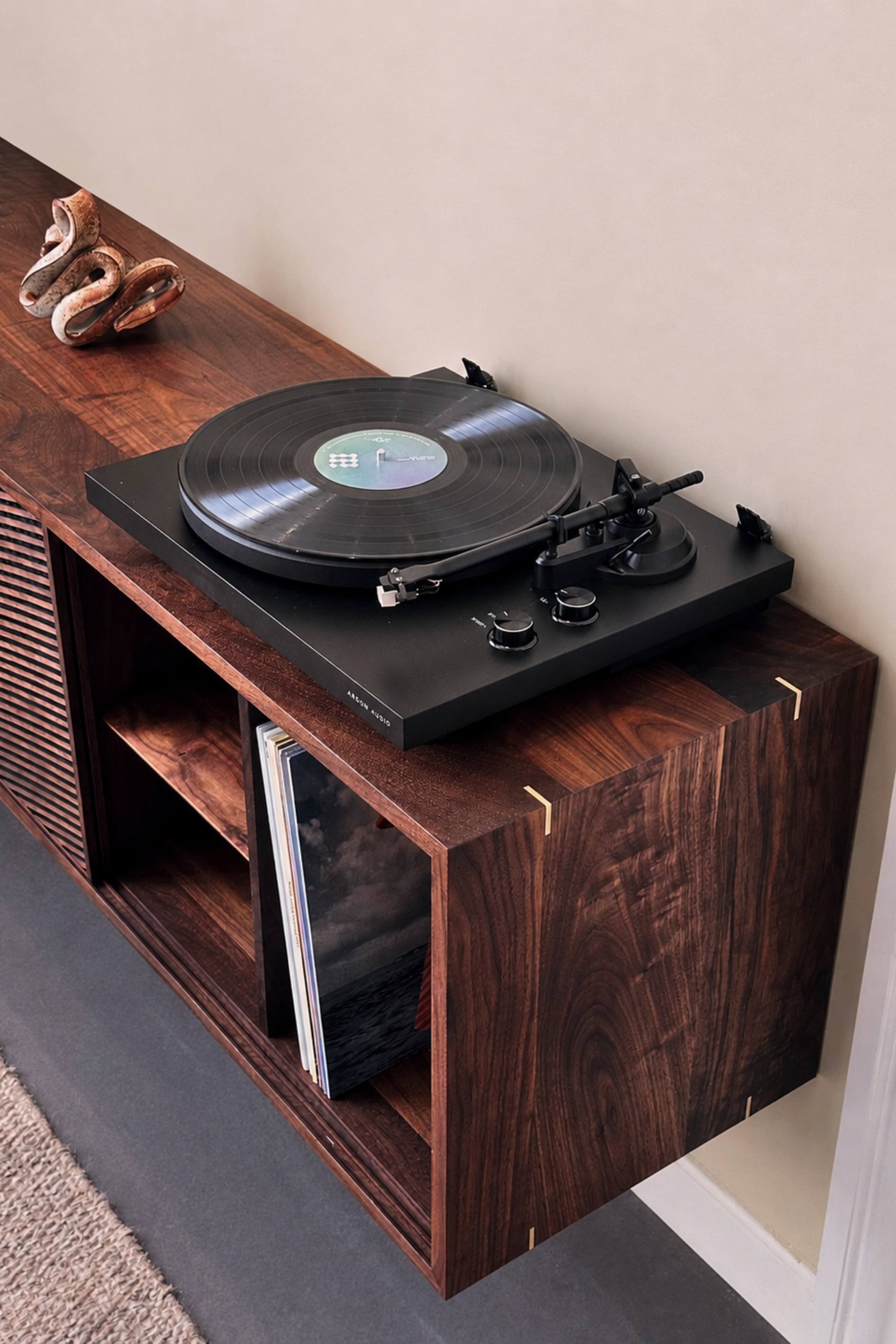 Pladespillemøbel med vinyl tæt på