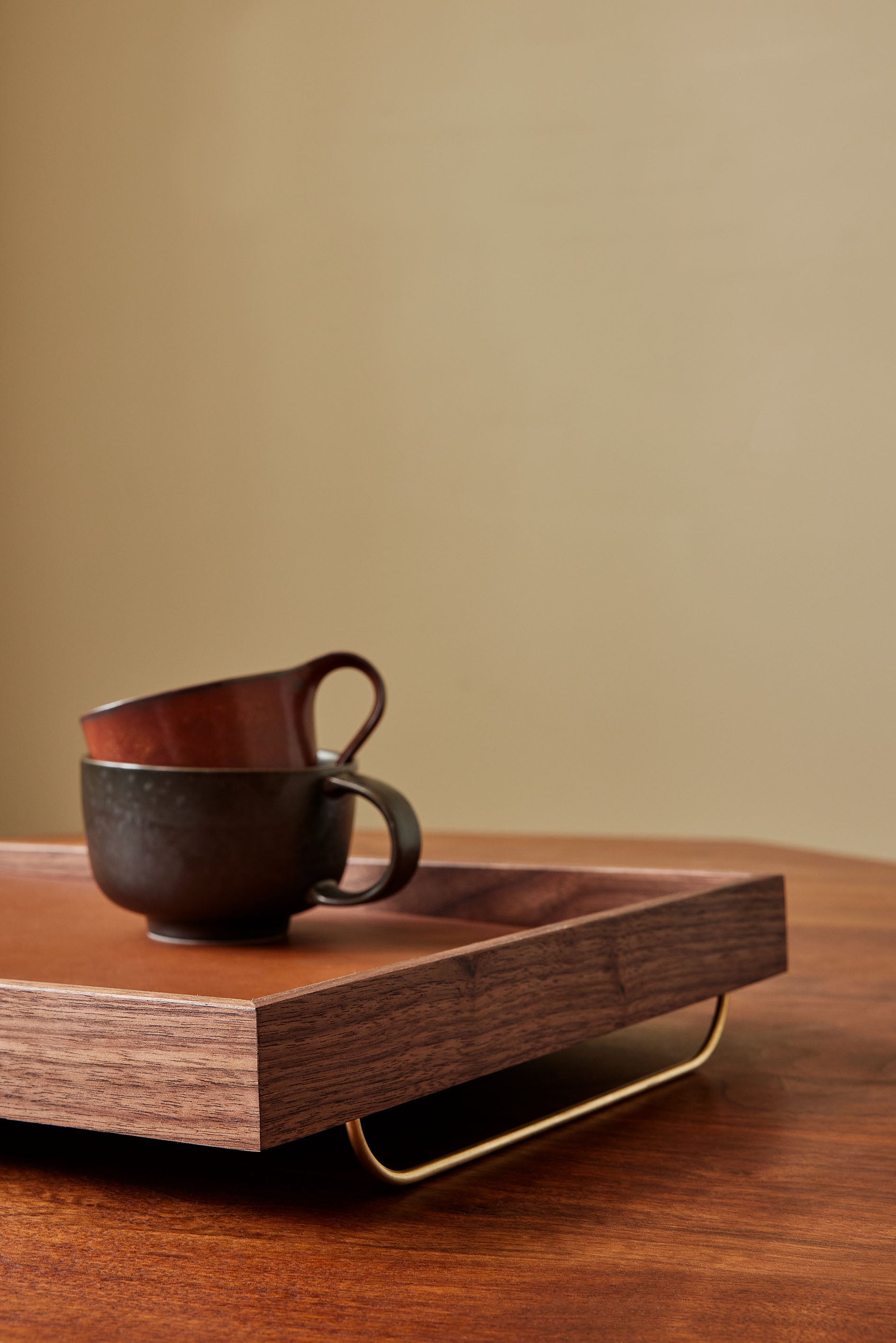 Tray JN23 in walnut, leather, and brass