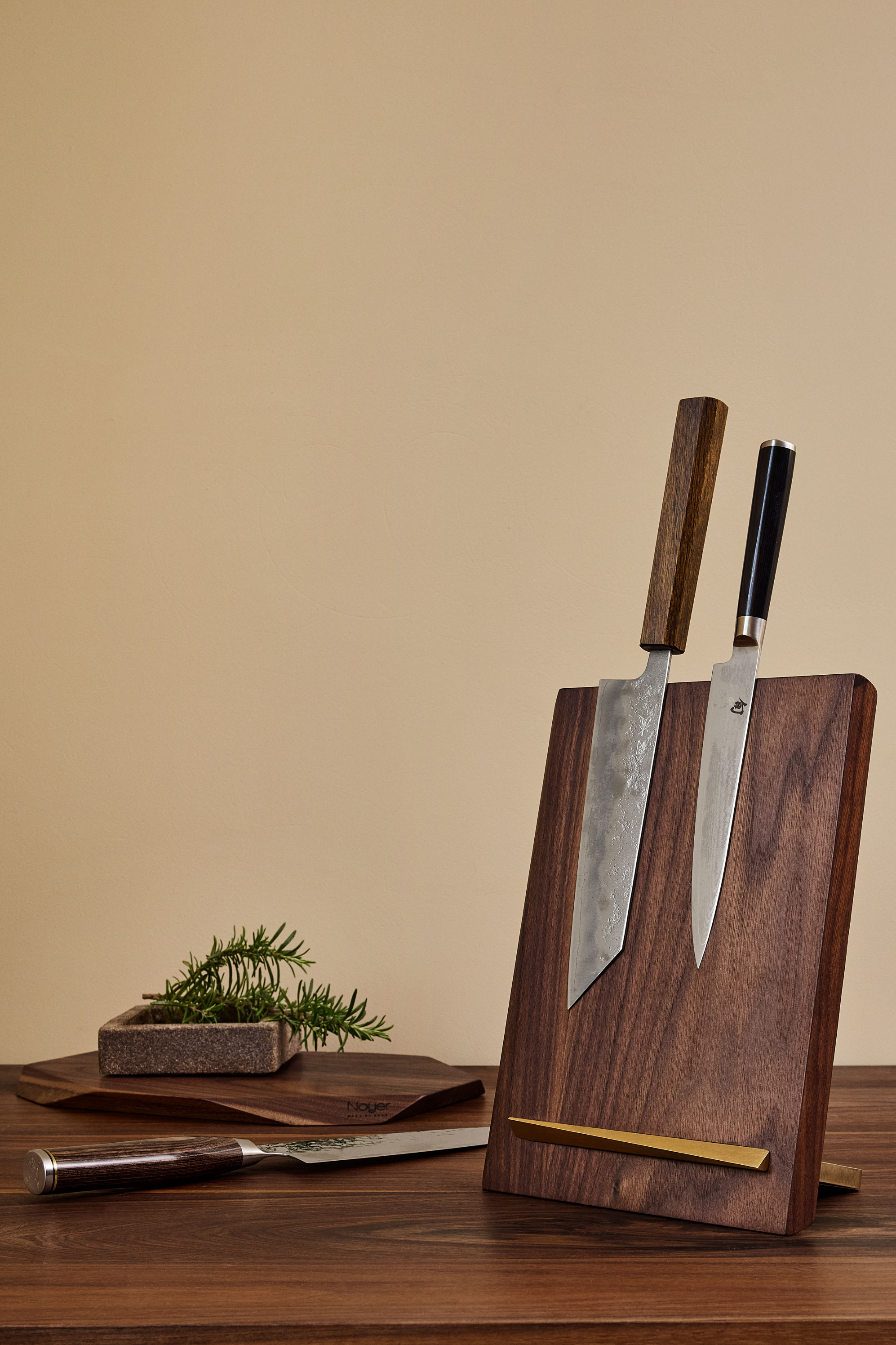 Knivblok i valnøddetræ og messing magnetisk Noyer medium