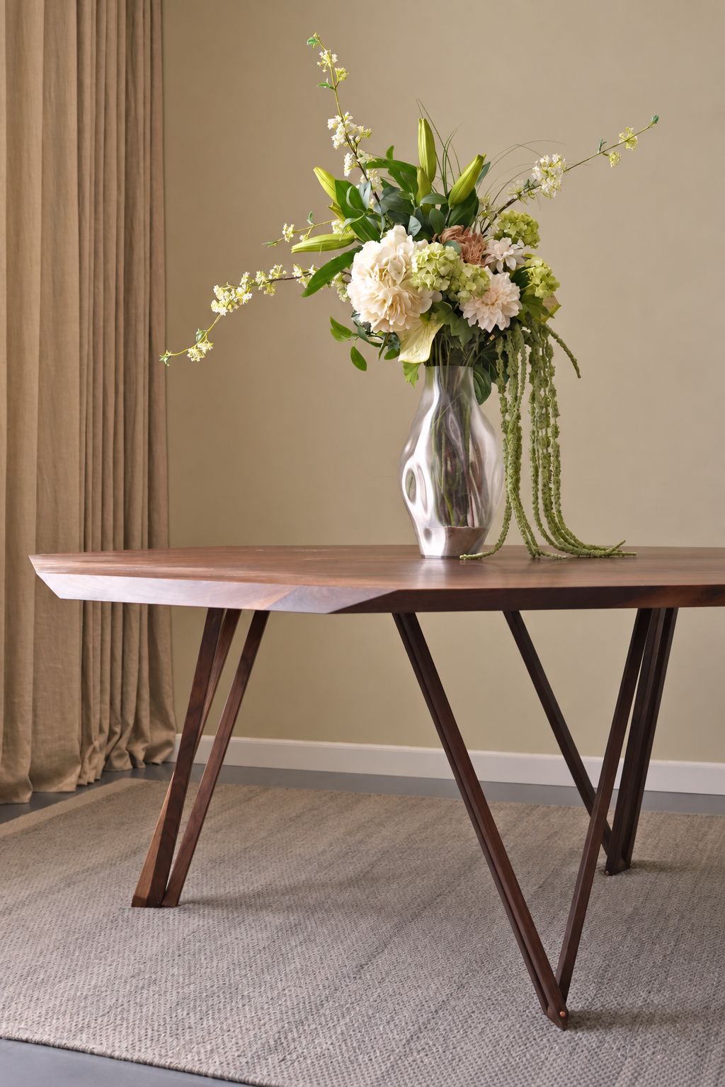 Spisebord med blomter