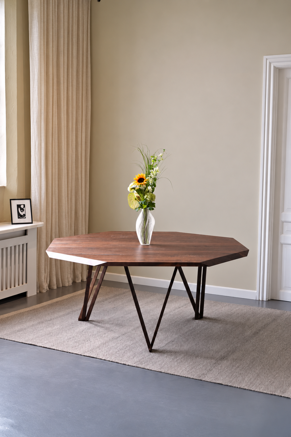 Spisebord i træ med blomster